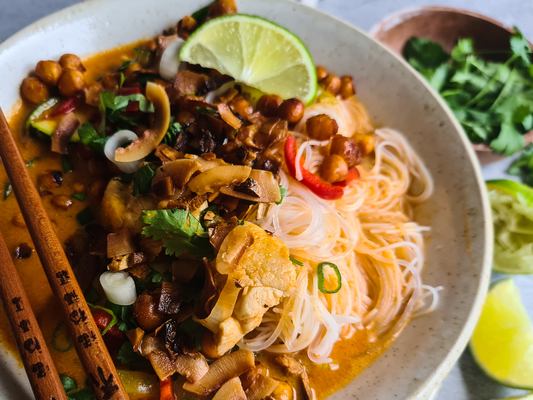 Rode Curry met Geroosterde Kikkererwten, Kip en Gebakken Kokos-Knoflook