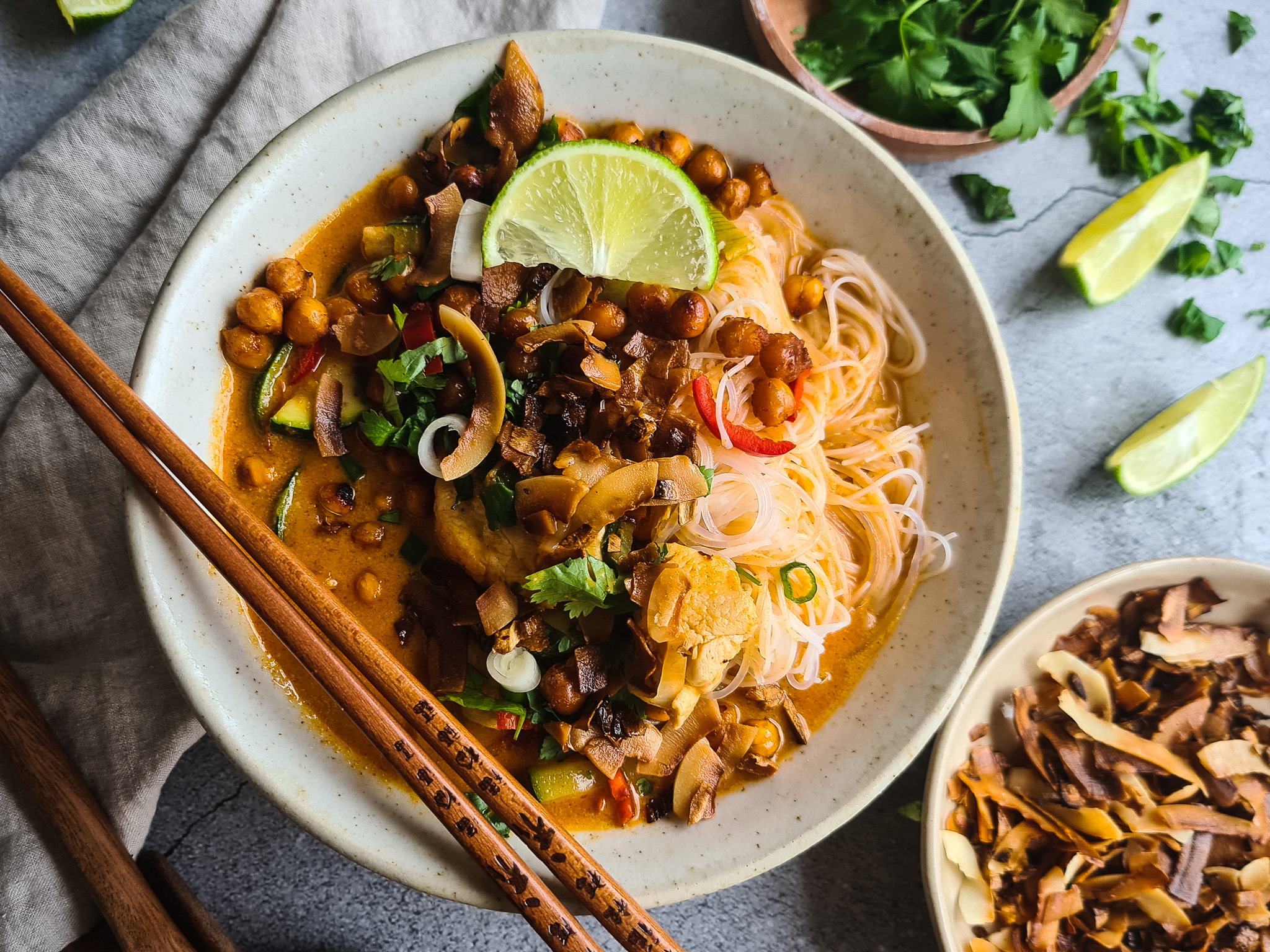 Rode Curry met Geroosterde Kikkererwten, Kip en Gebakken Kokos-Knoflook