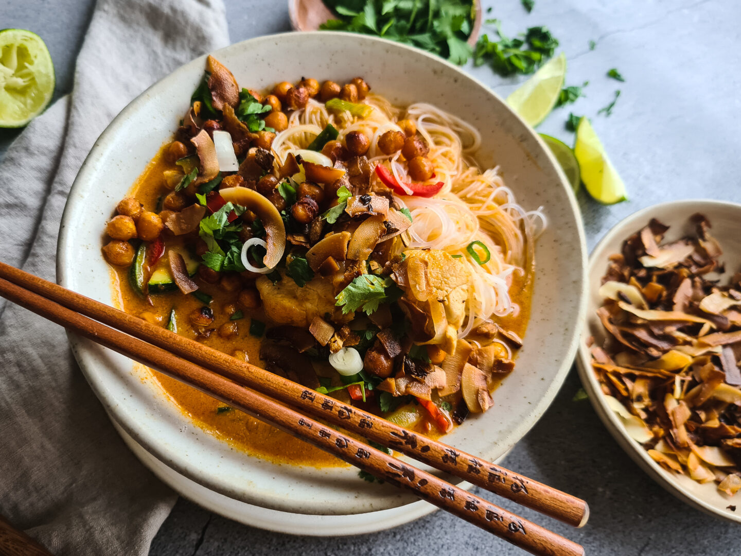 Rode Curry met Geroosterde Kikkererwten, Kip en Gebakken Kokos-Knoflook