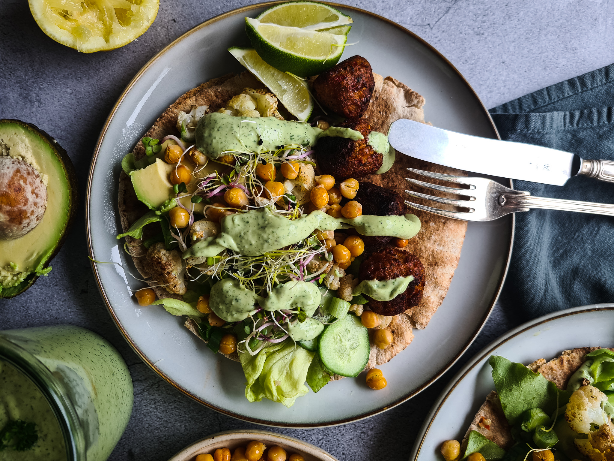 Flatbread met Citroen Bloemkool, Falafel en Green Goddess Dressing