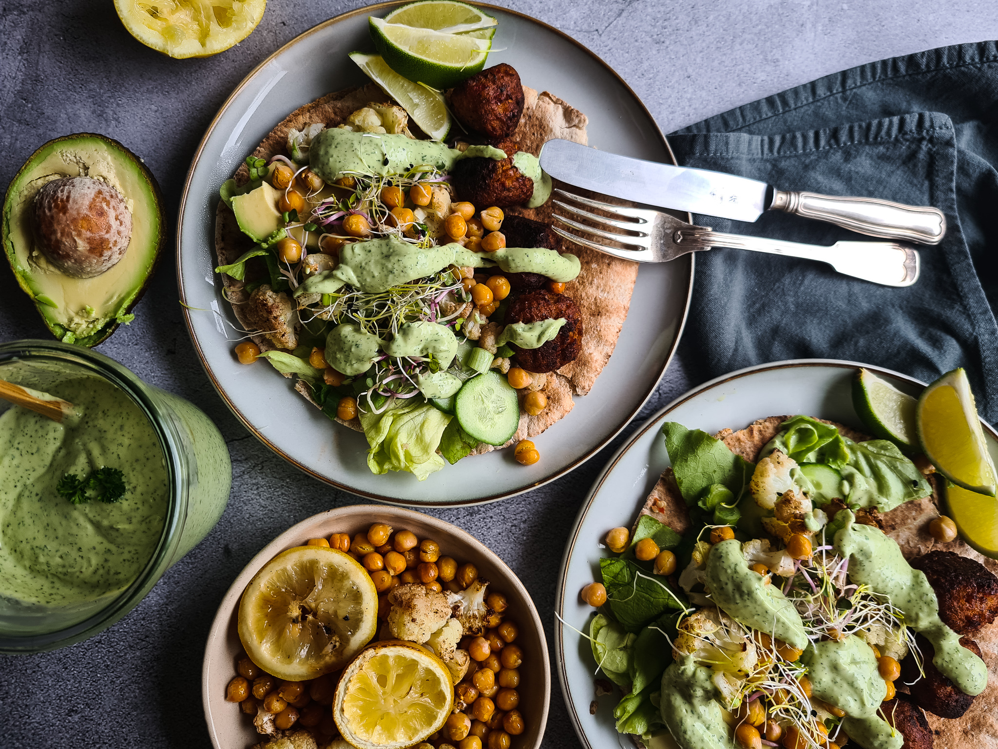 Flatbread met Citroen Bloemkool, Falafel en Green Goddess Dressing