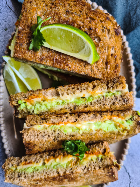 Avocado-Tosti's met Shiracha