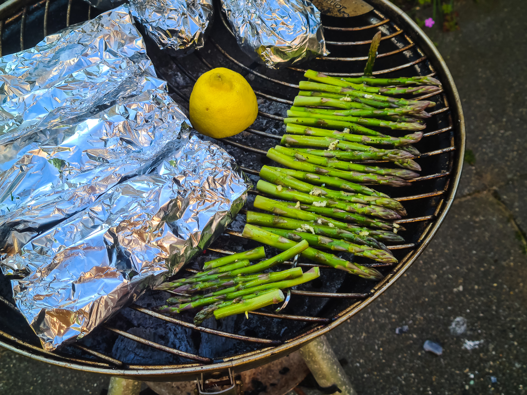 Groene Asperges van de Barbecue