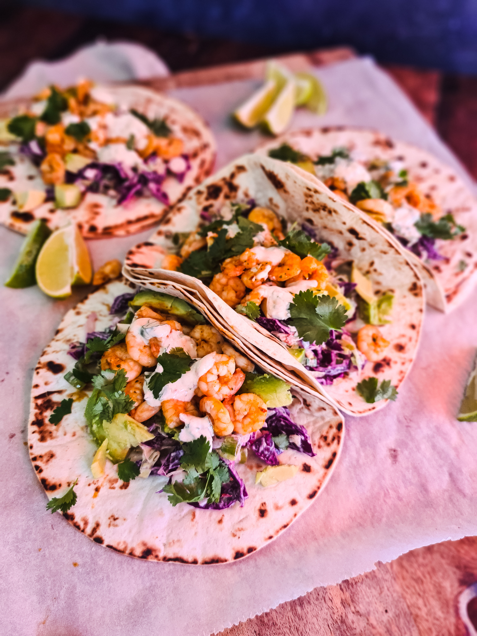 Taco's met garnalen, homemade taco kruiden, spicy salade en avocado