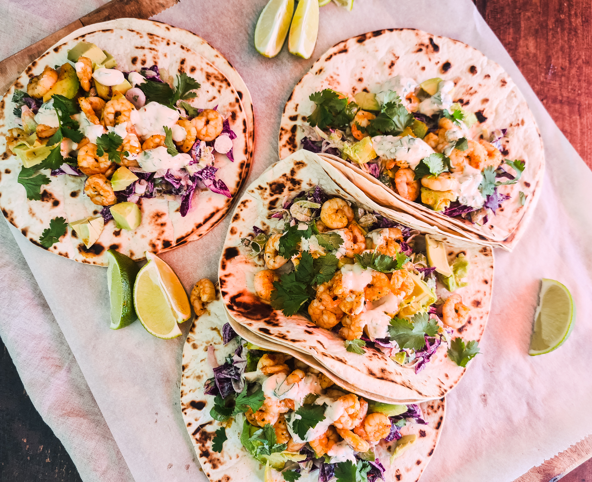 Taco's met garnalen, homemade taco kruiden, spicy salade en avocado