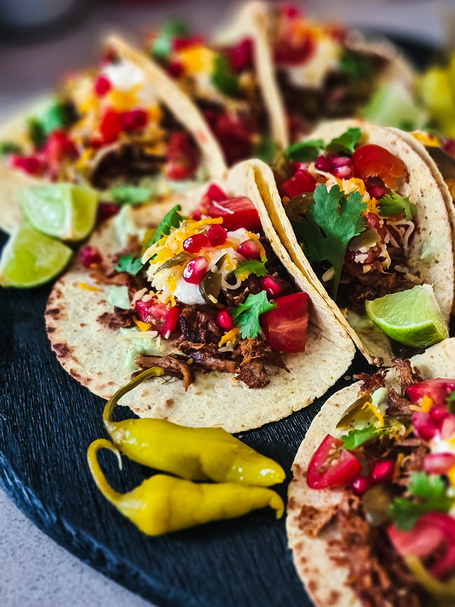 Tostada’s met pulled pork, granaatappel en avocadocrème