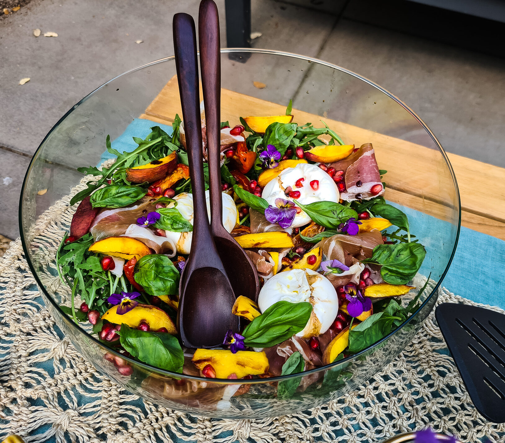 Zomerse perziksalade met burratini