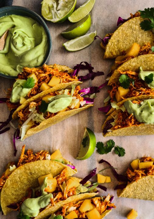 Tinga Taco’s met kip, mango en avocadocrème