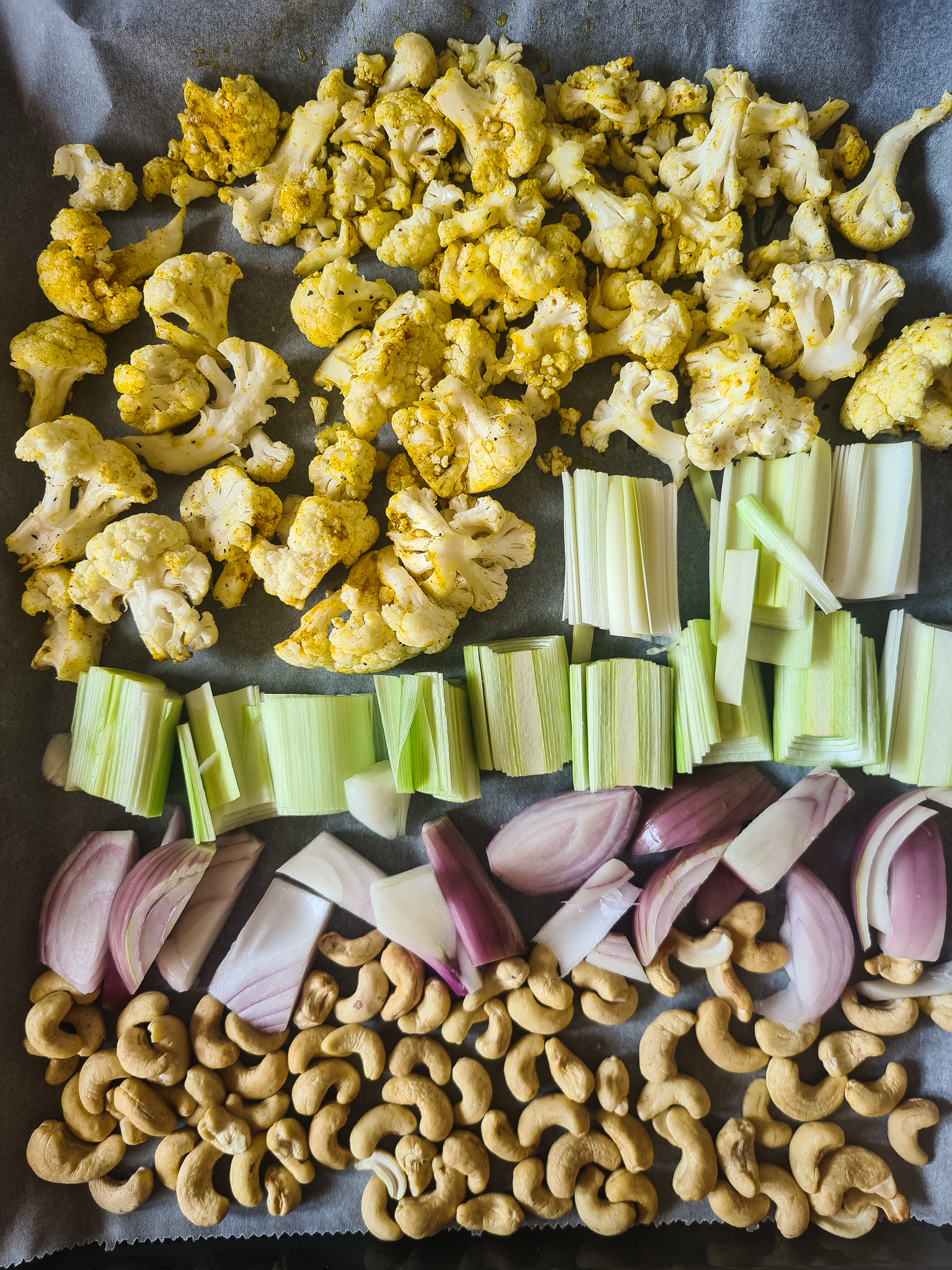 Gele Curry met Geroosterde Bloemkool, Prei, Kip en Cashewnoten