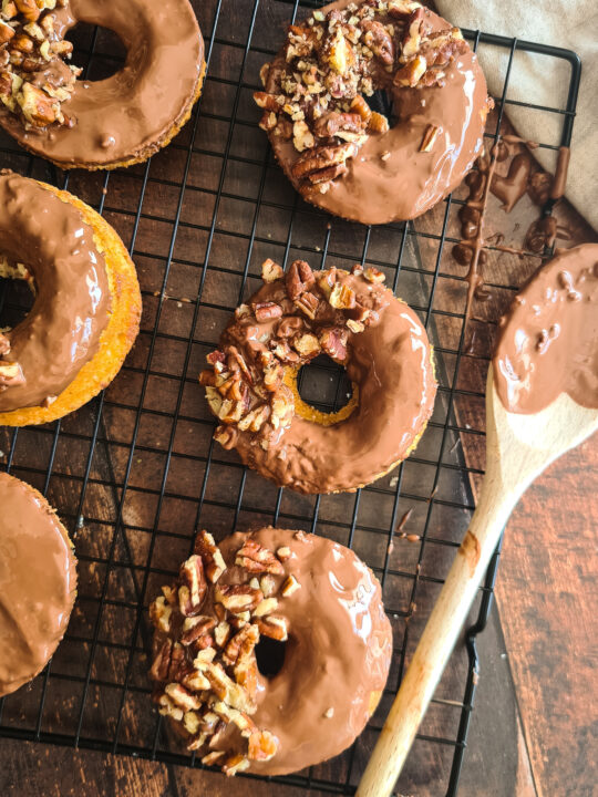 Tony Chocolonely Karamel Zeezout Donuts met Pecannoten