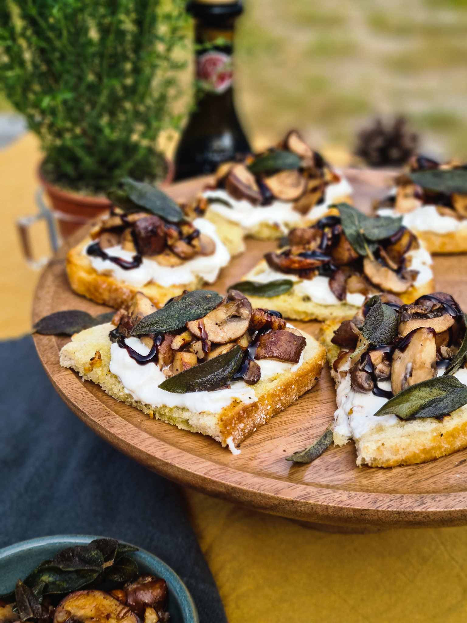 Bruschetta's met Burrata, Balsamico Champignons, Pecannoten en Gebakken Salie