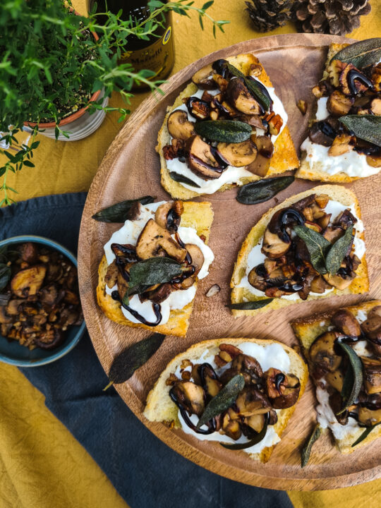 Bruschetta's met Burrata, Balsamico Champignons, Pecannoten en Gebakken Salie