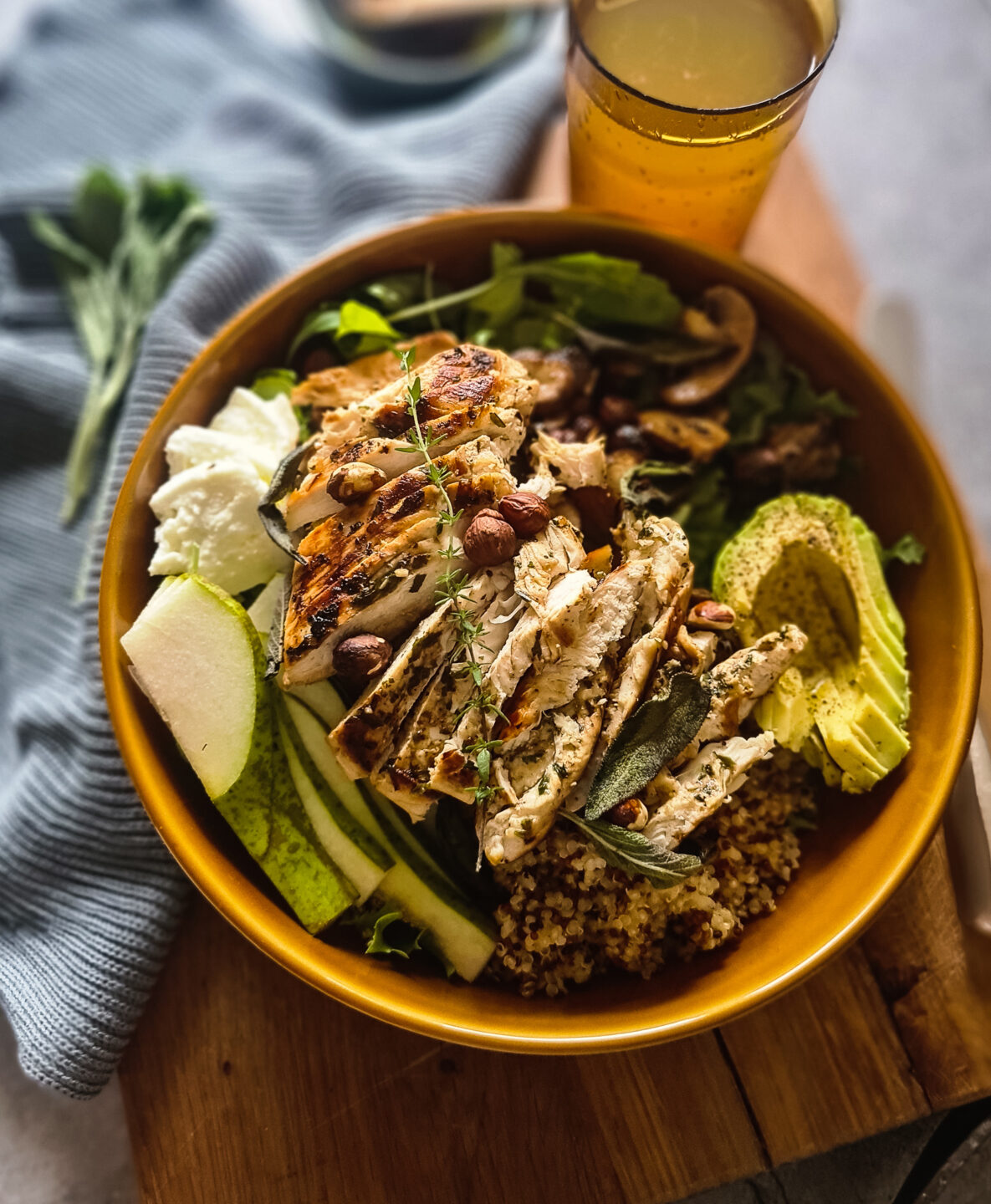 Herfstsalade met gegrilde kruidenkip, peer en hazelnoten