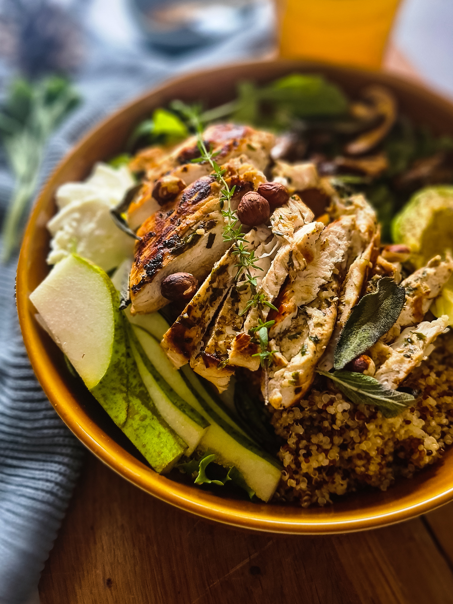 Herfstsalade met gegrilde kruidenkip, peer en hazelnoten