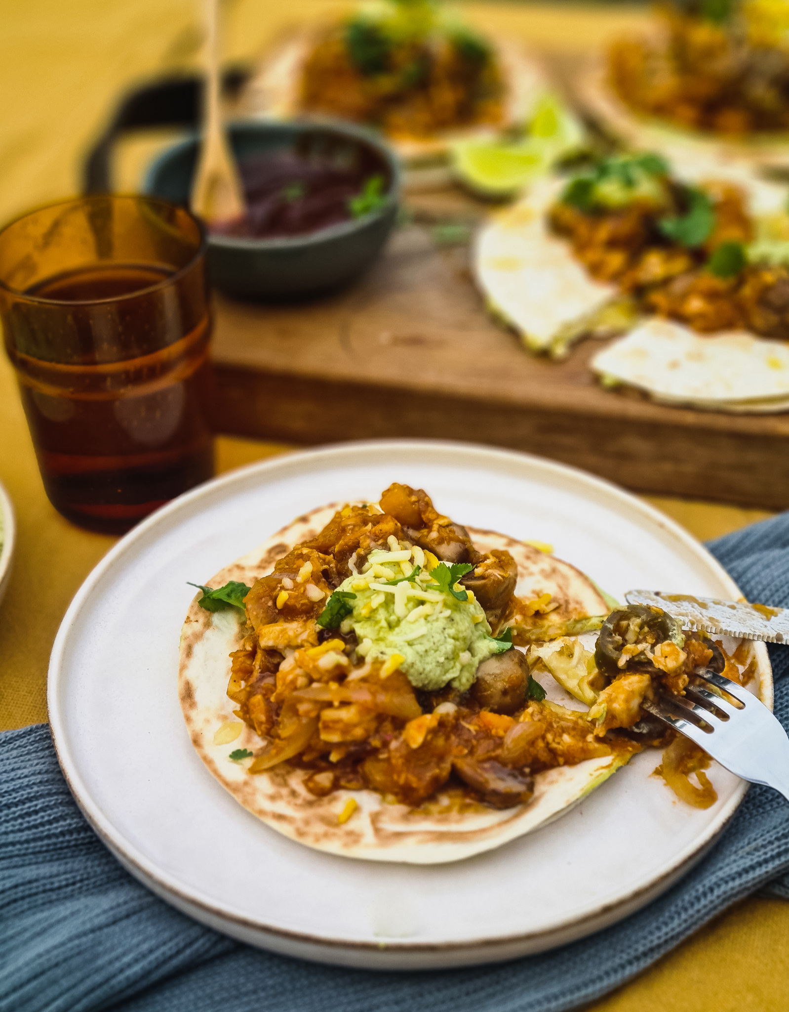 Makkelijke Chipotle Pulled Chicken tortilla's met pompoen en opgeklopt avocado-feta