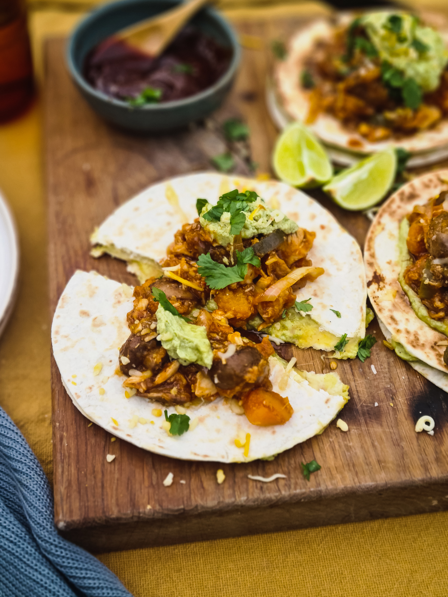 Makkelijke Chipotle Pulled Chicken tortilla's met pompoen en opgeklopt avocado-feta