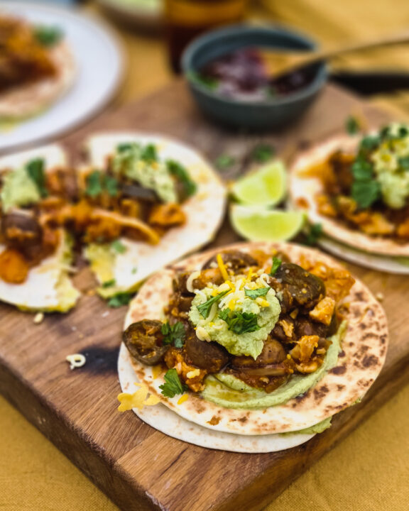 Makkelijke Chipotle Pulled Chicken tortilla's met pompoen en opgeklopt avocado-feta