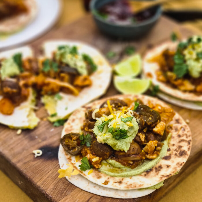 Makkelijke Chipotle Pulled Chicken tortilla's met pompoen en opgeklopt avocado-feta