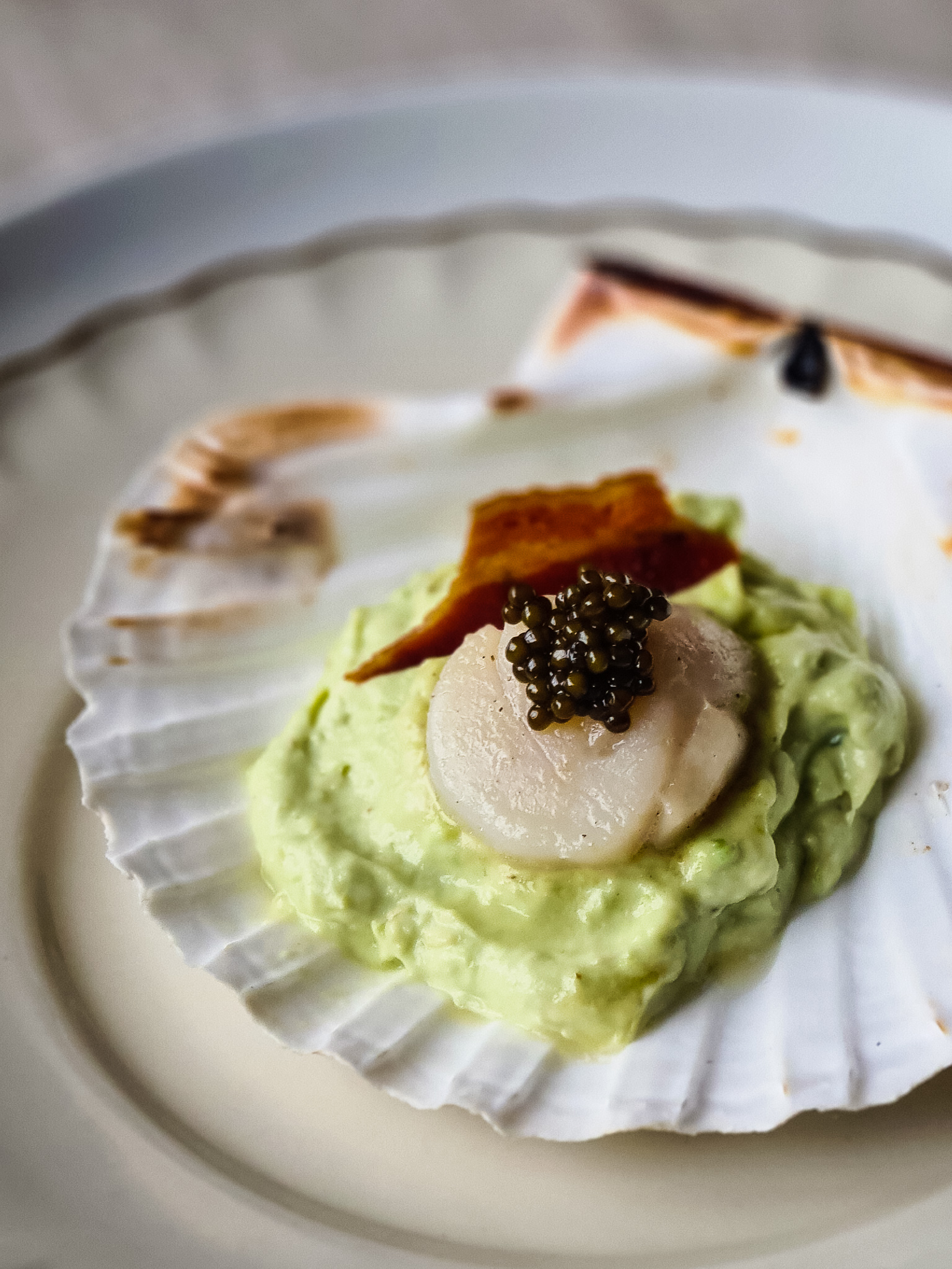 Coquilles gebakken in Knoflookboter met Avocadocrème, Kaviaar(!) en Spek