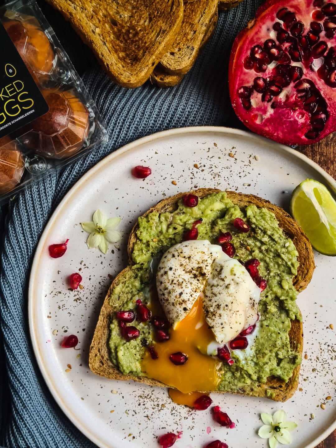 Avocado Toast met Gerookte Eieren en Za'atar kruiden