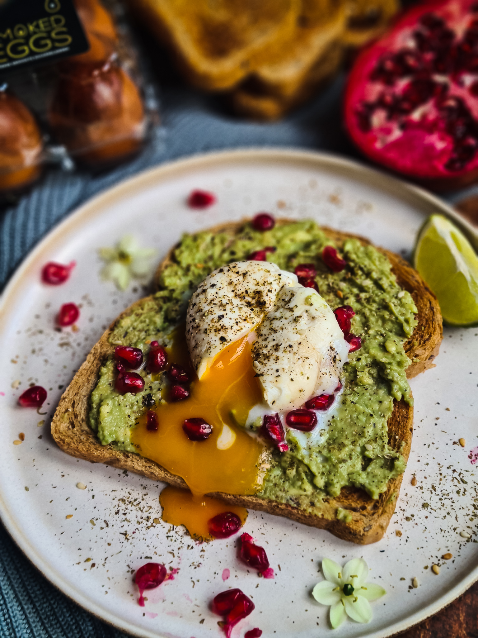 Avocado Toast met Gerookte Eieren en Za'atar kruiden