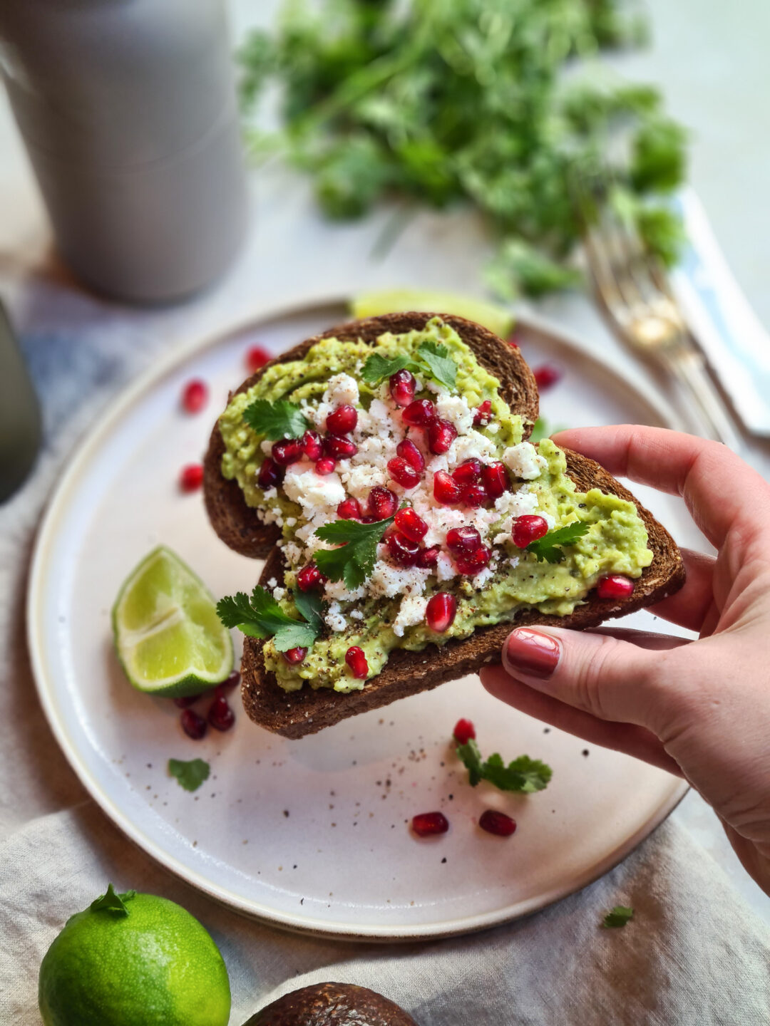 Toast met Avocado Smash, verkruimelde Feta en Granaatappel