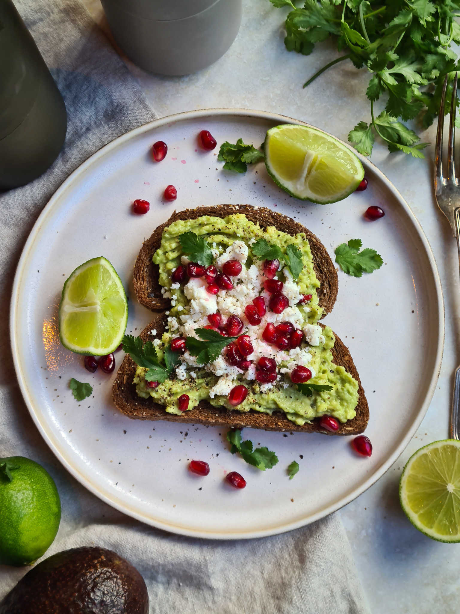 Toast met Avocado Smash, verkruimelde Feta en Granaatappel