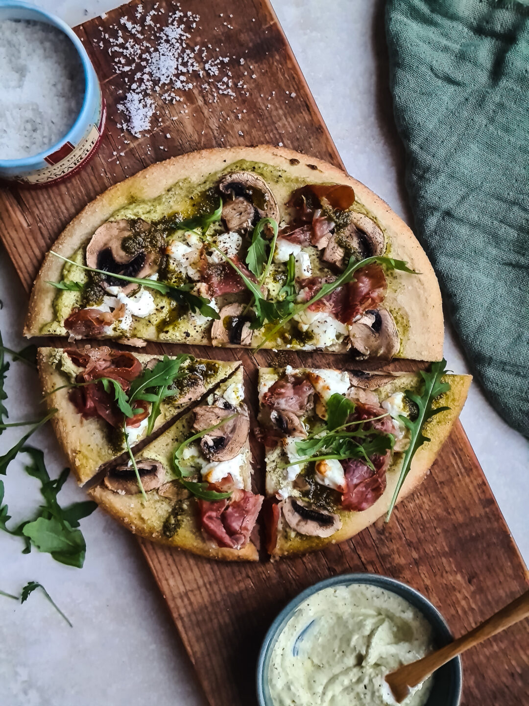 Bloemkoolpizza met Pesto, Geitenkaas en Prosciutto