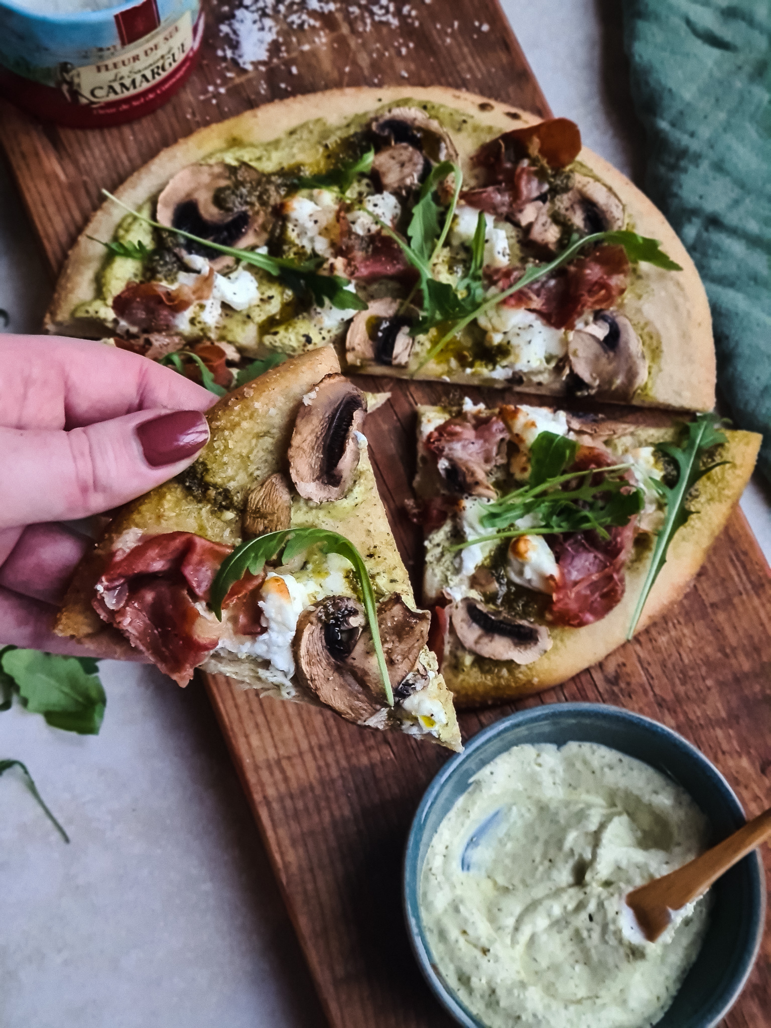 Bloemkoolpizza met Pesto, Geitenkaas en Prosciutto