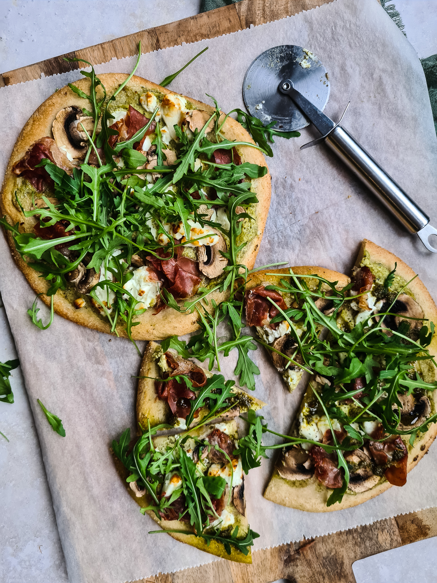 Bloemkoolpizza met Pesto, Geitenkaas en Prosciutto