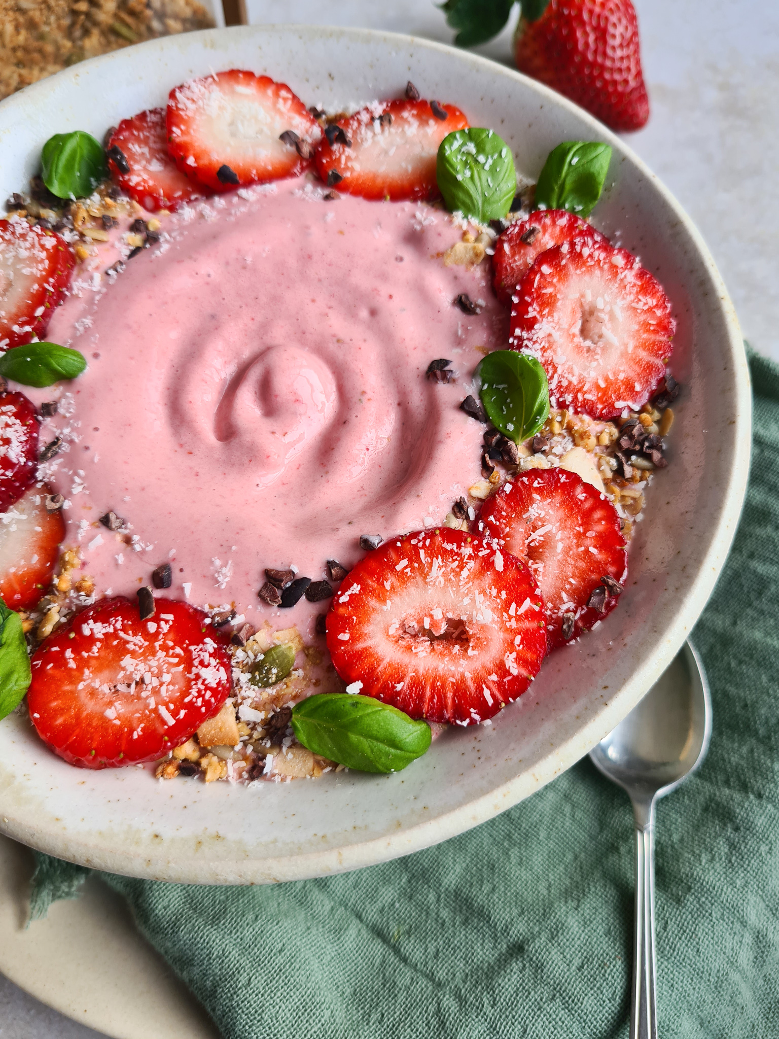 Smoothiebowl met Aardbei, Avocado en Kokos