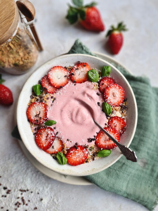 Smoothiebowl met Aardbei, Avocado en Kokos