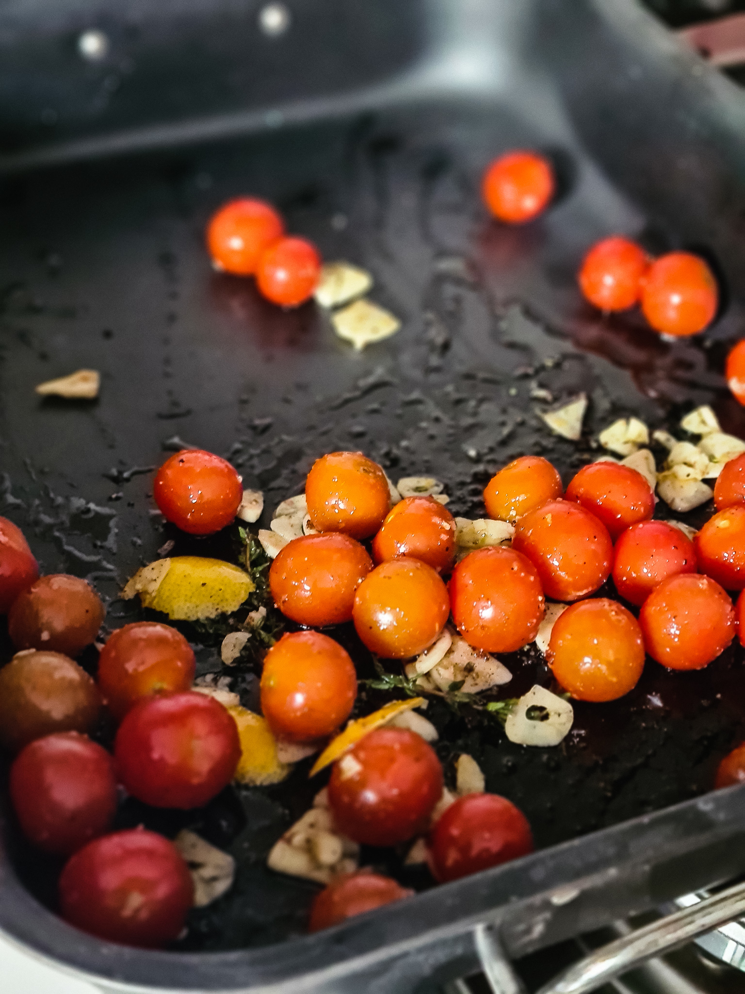 Gebakken cherrytomaatjes in koude yoghurt