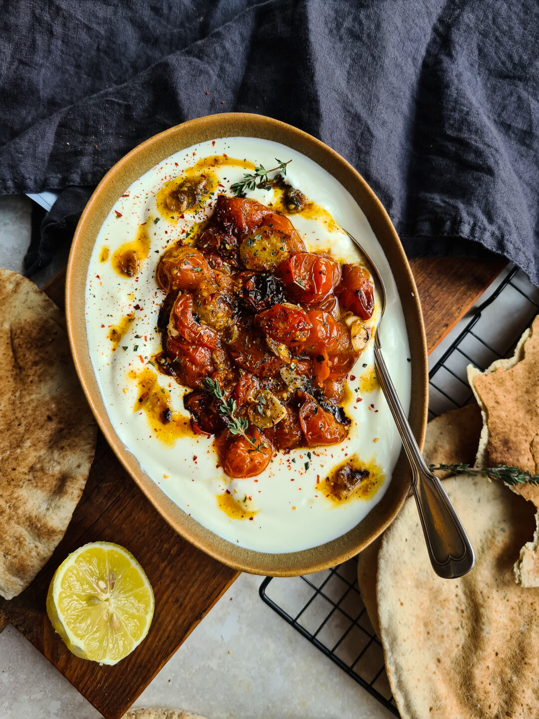 Gebakken cherrytomaatjes in koude yoghurt