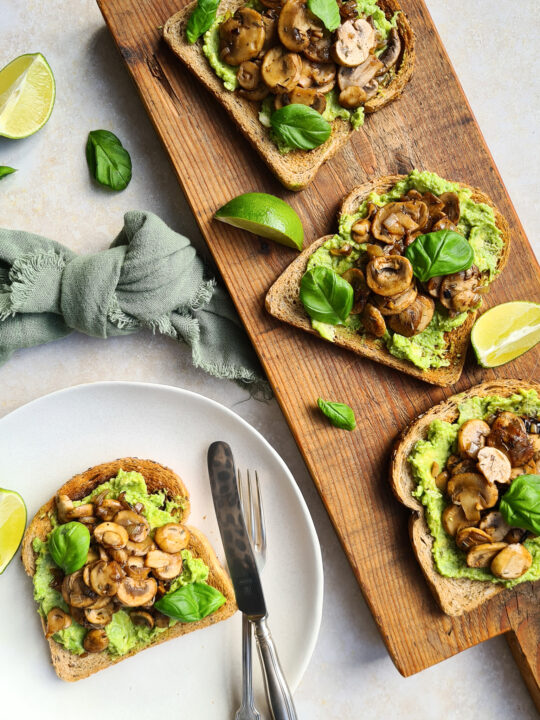 Avocado Toast met Gemarineerde Champignons