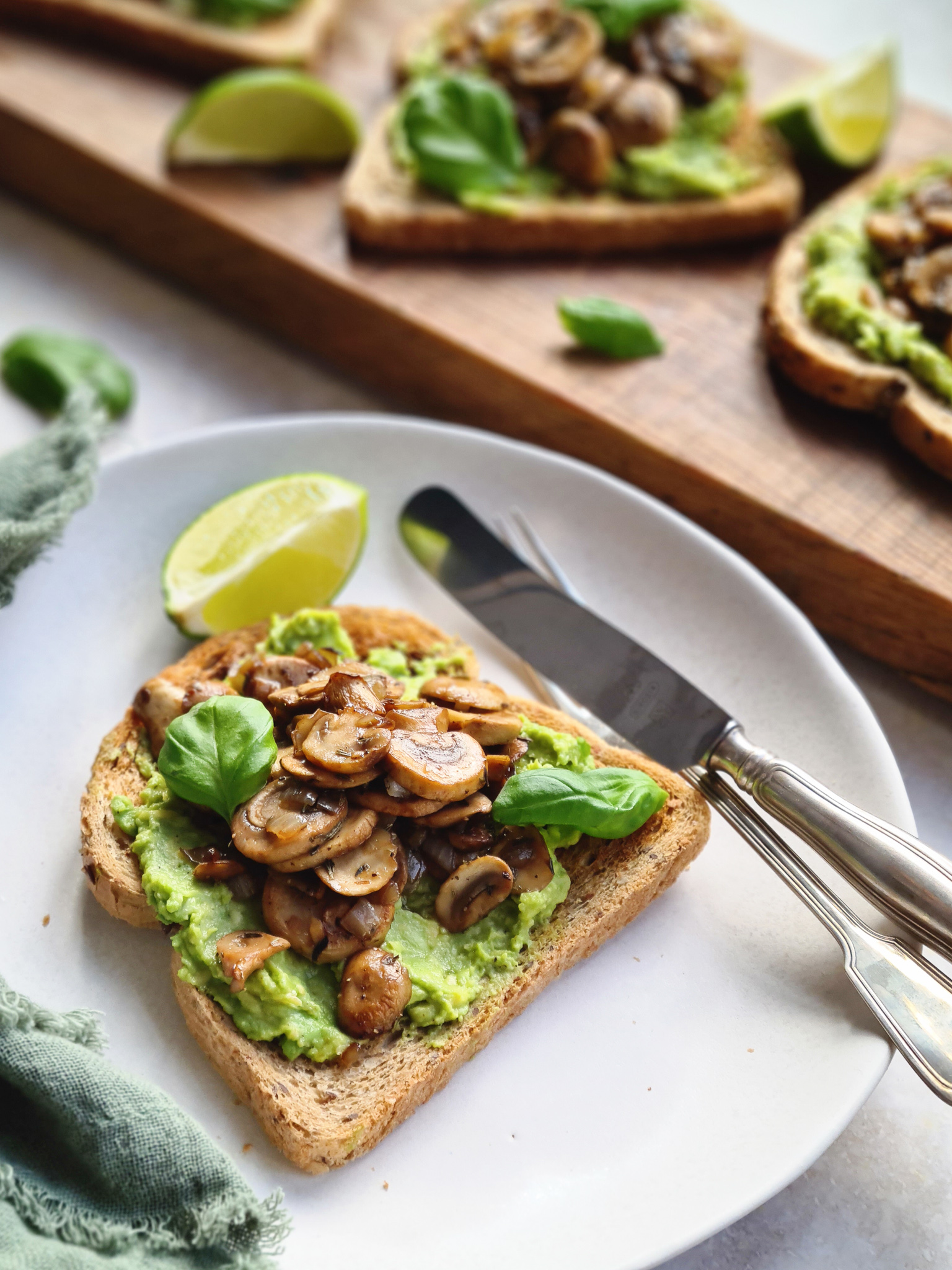 Avocado Toast met Gemarineerde Champignons