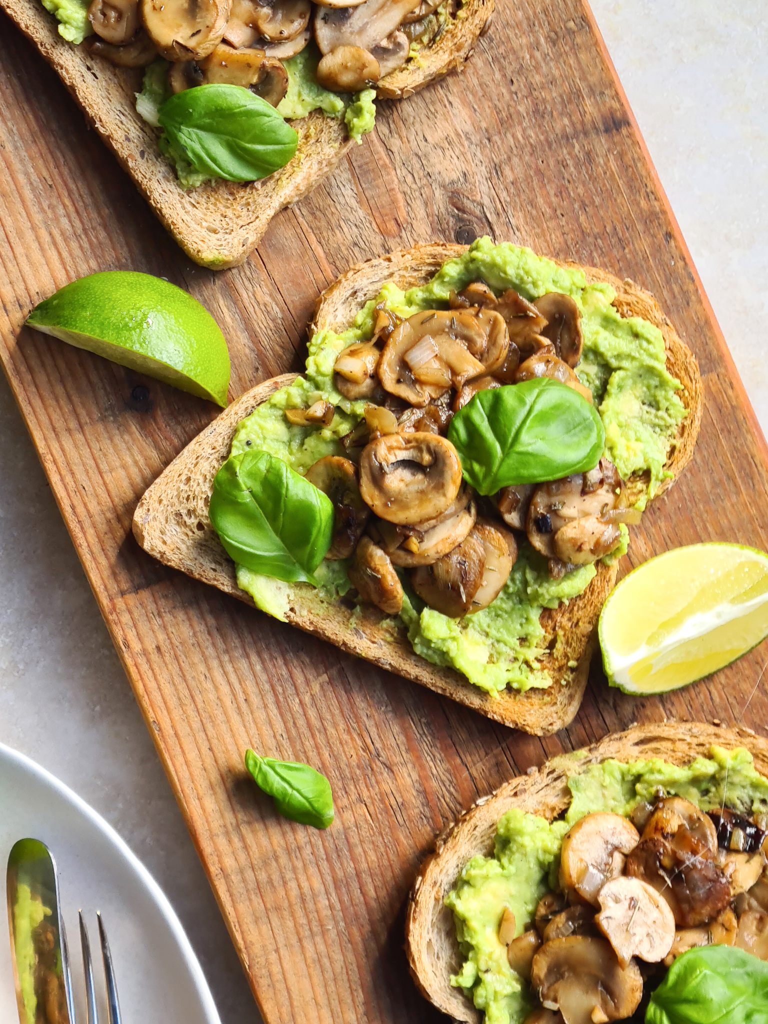Avocado Toast met Gemarineerde Champignons