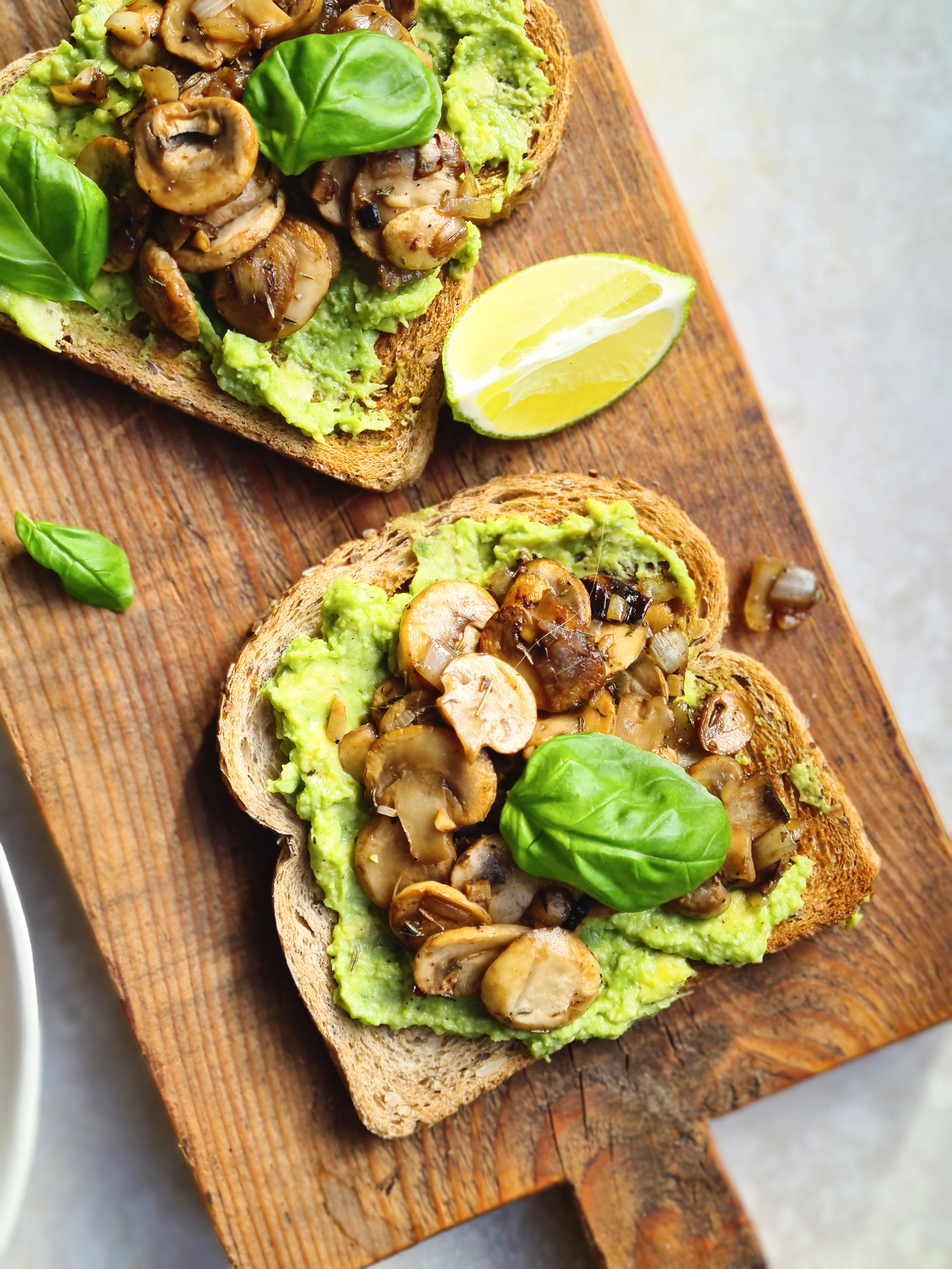 Avocado Toast met Gemarineerde Champignons