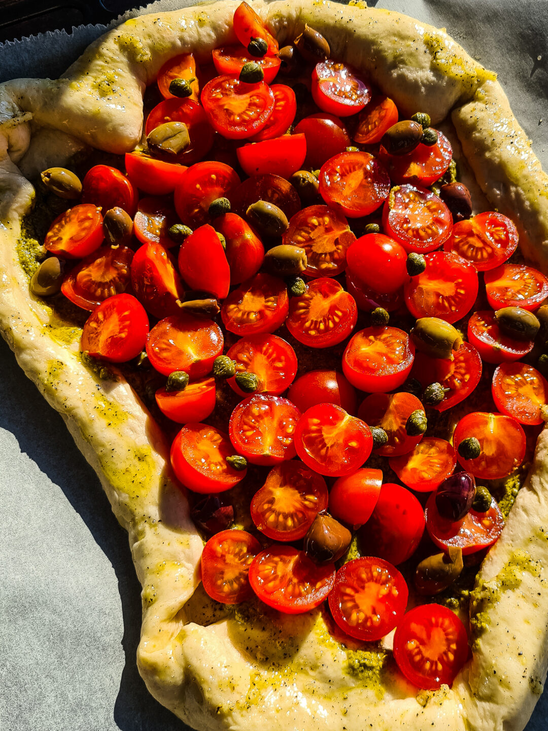 Bizar lekkere Tomatenpizza met Burrata en Pesto - Hutspot en Hotspot