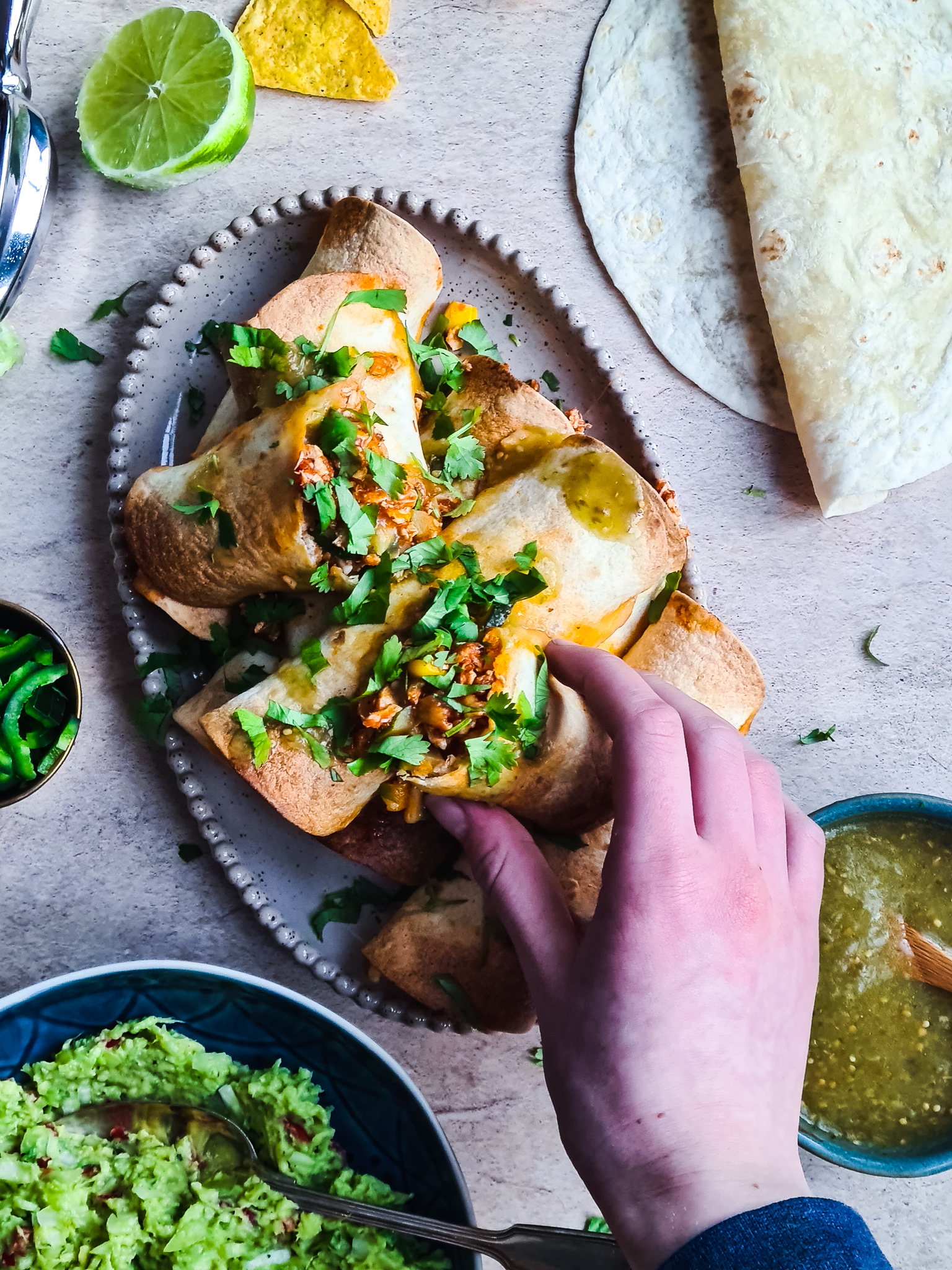 Taquitos met Pulled Chicken, Kaas en Salsa Verde