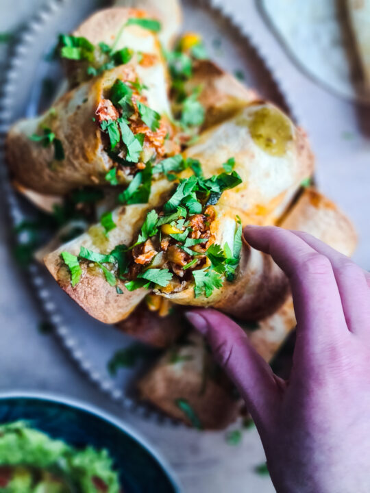 Taquitos met Pulled Chicken, Kaas en Salsa Verde