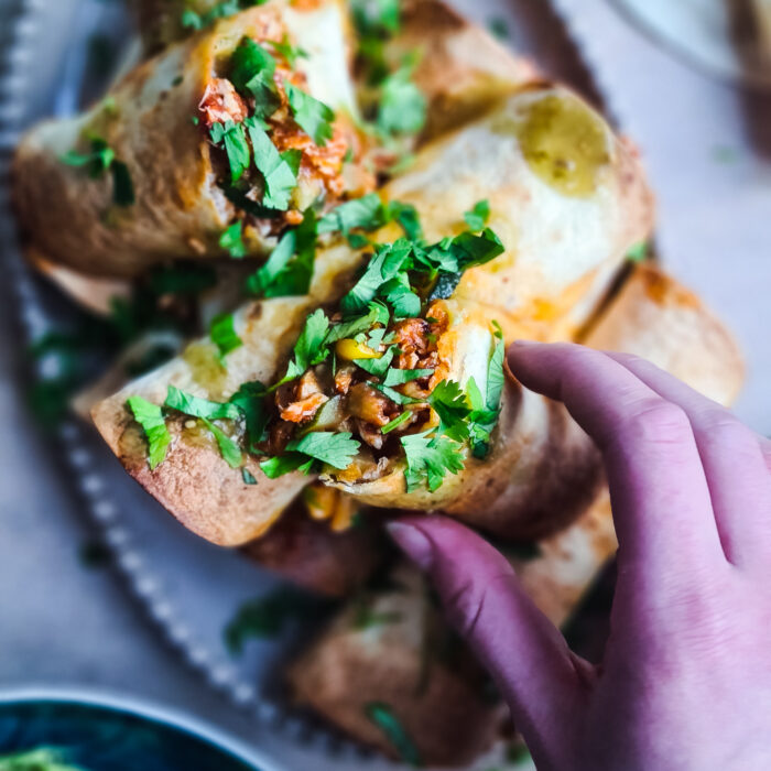 Taquitos met Pulled Chicken, Kaas en Salsa Verde