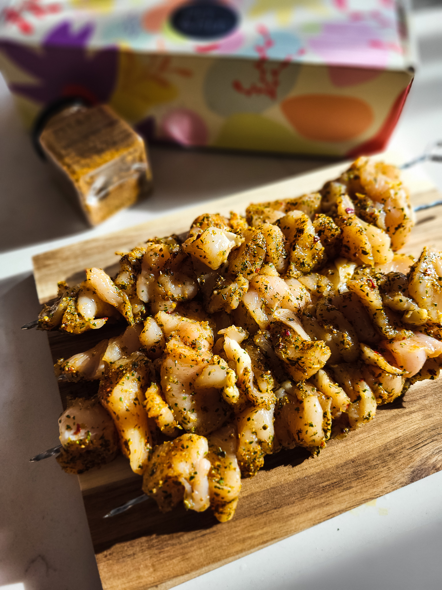 Souvlaki van de barbecue met makkelijke tzatziki