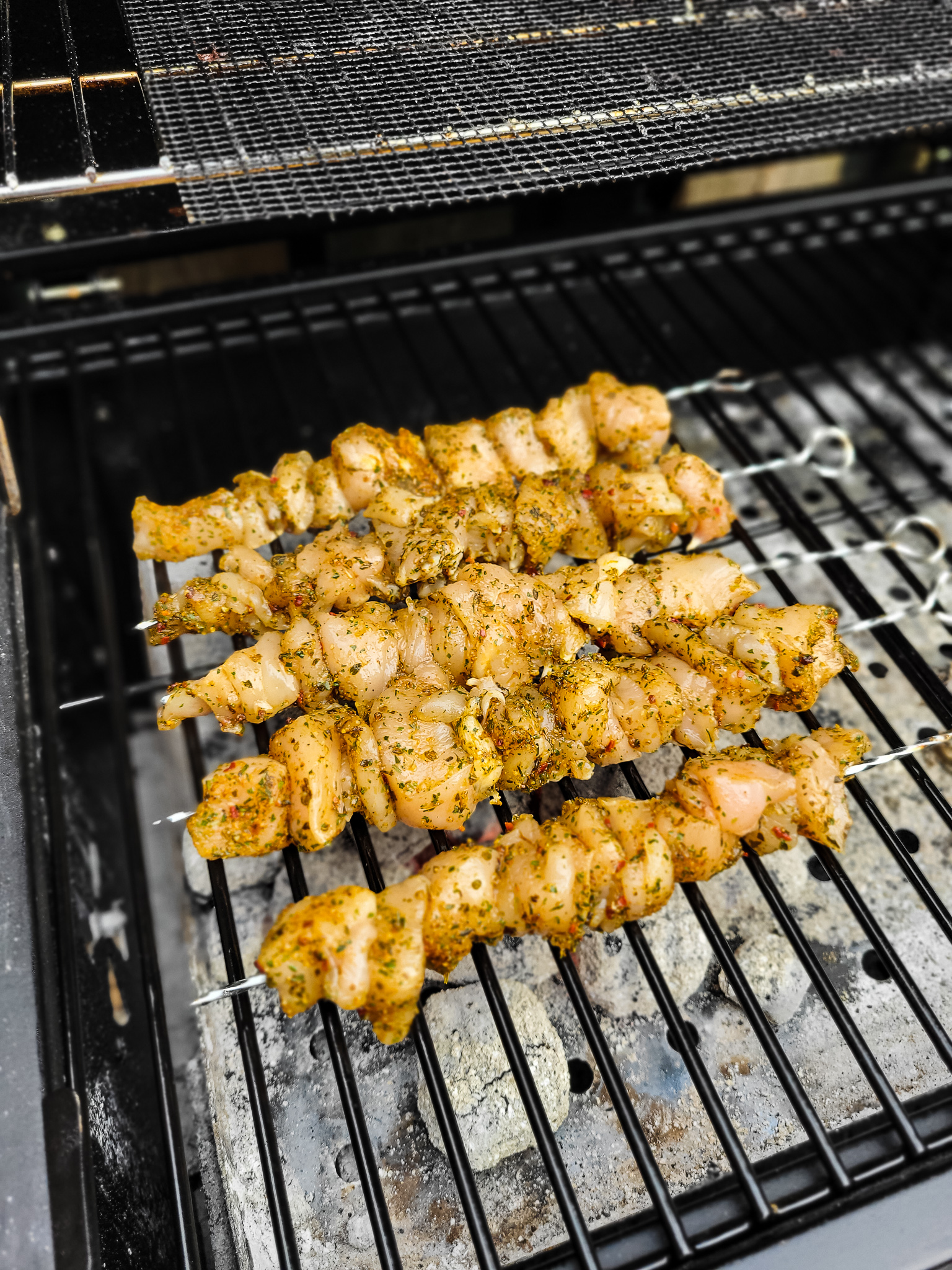 Souvlaki van de barbecue met makkelijke tzatziki