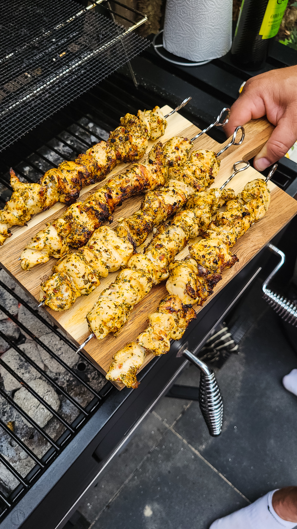 Souvlaki van de barbecue met makkelijke tzatziki