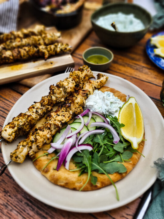 Souvlaki van de barbecue met makkelijke tzatziki