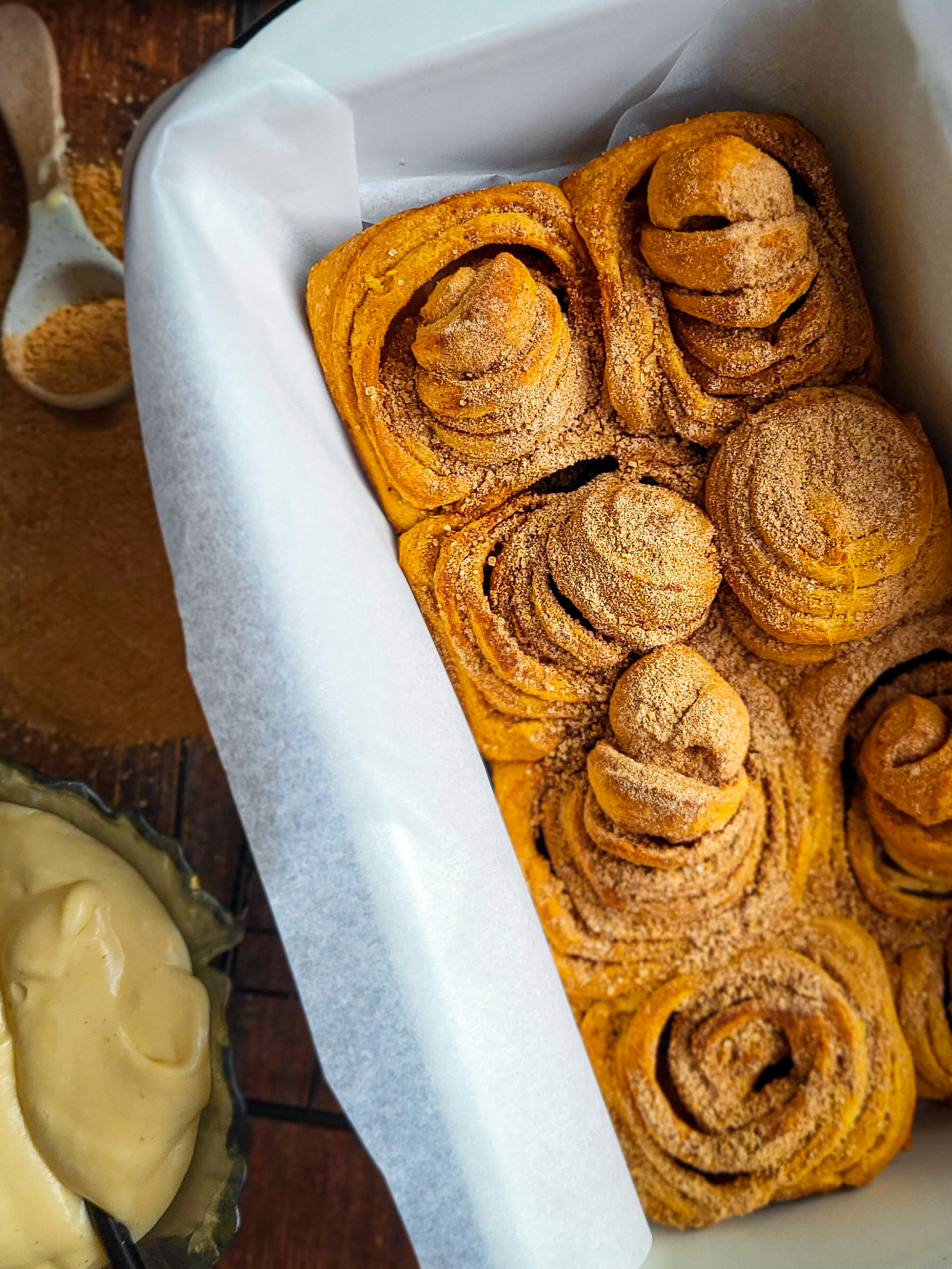 Chai Rolls met romig koffieglazuur