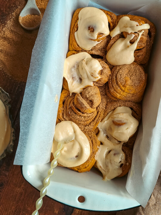 Chai Rolls met romig koffieglazuur