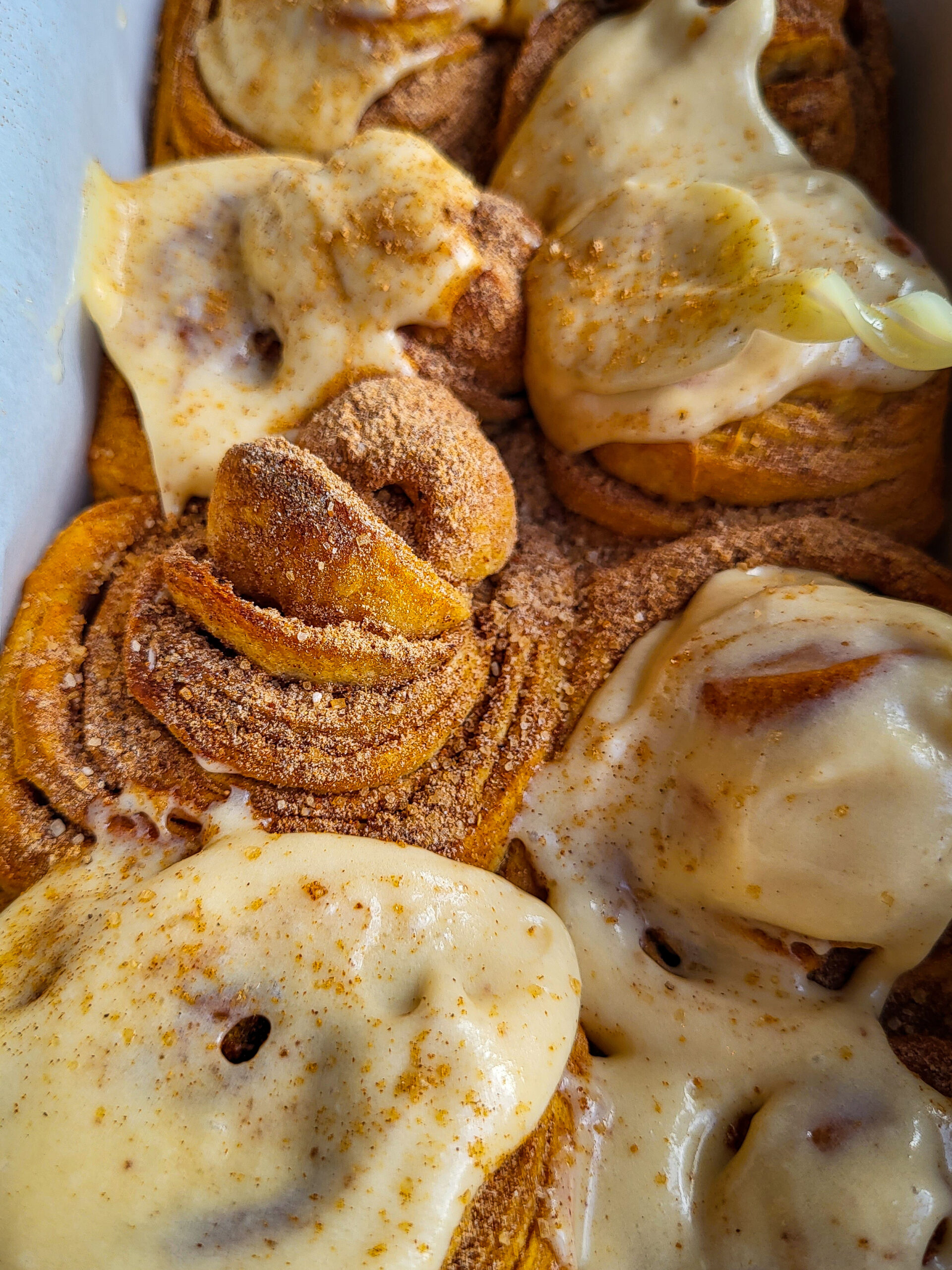 Chai Rolls met romig koffieglazuur