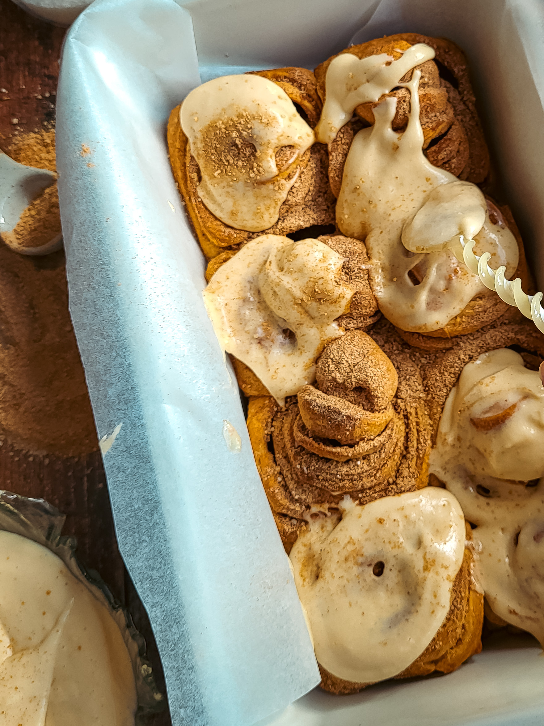 Chai Rolls met romig koffieglazuur